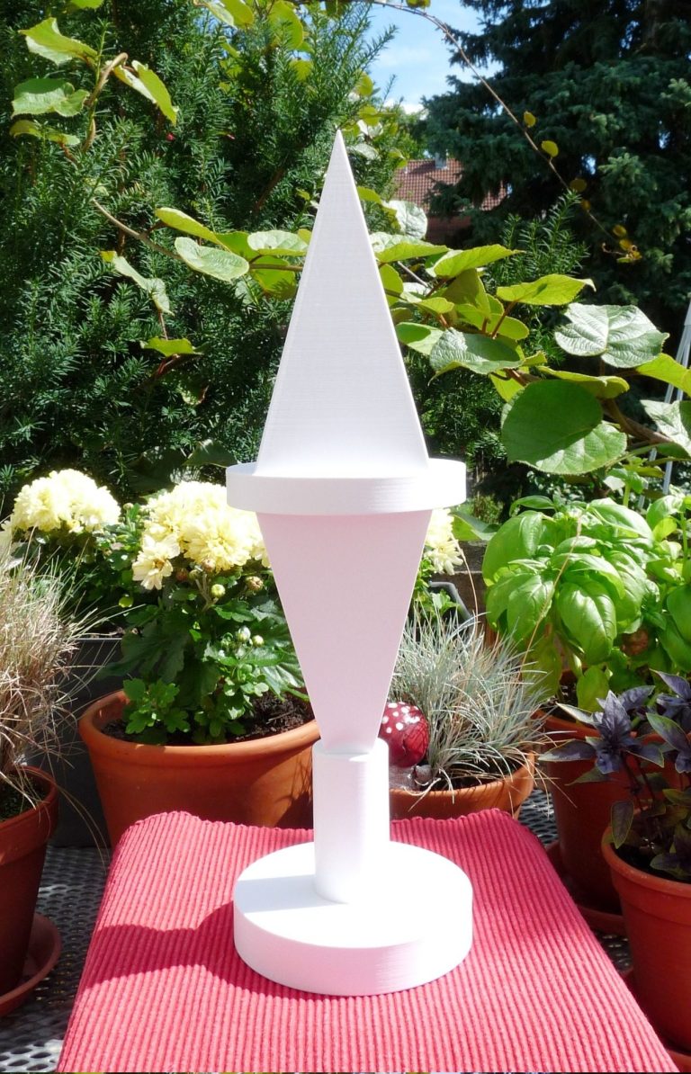 Tisch-Doppelpyramide Energiepyramide Tisch-Doppelpyramide stehend auf einem Terassentisch