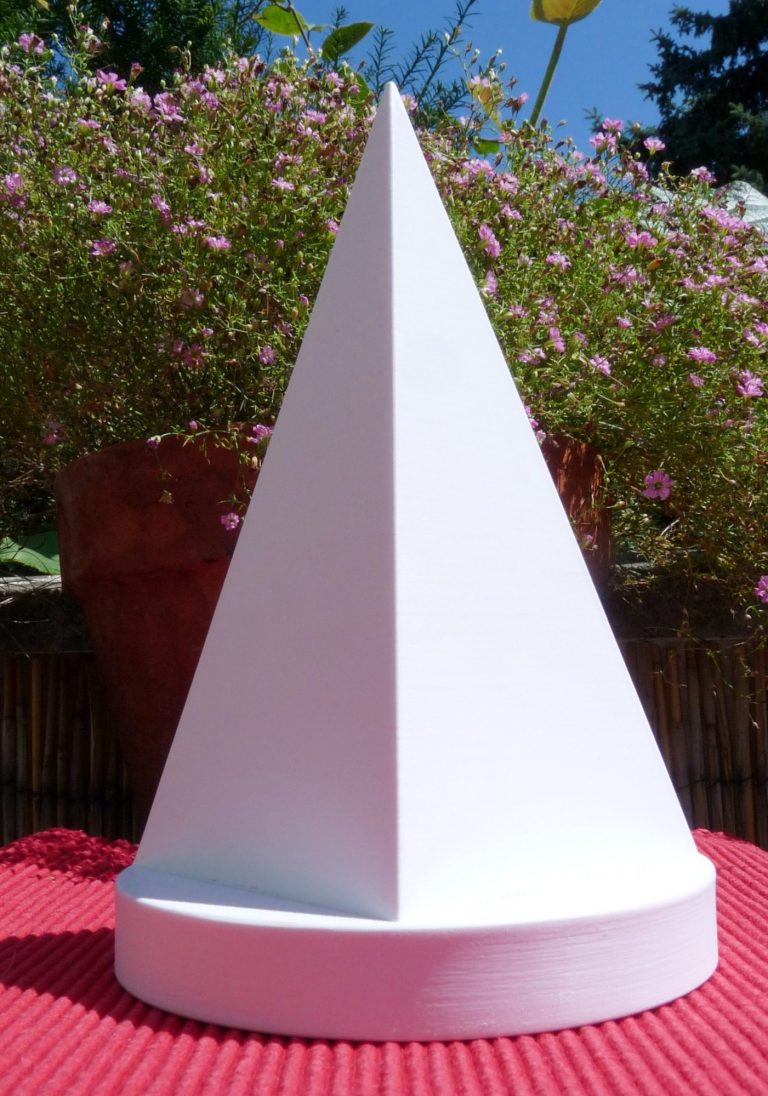 Podest Pyramide Eine Pyramide mit einem runden Podest steht auf einem Gartentisch mit blühenden Blumen.